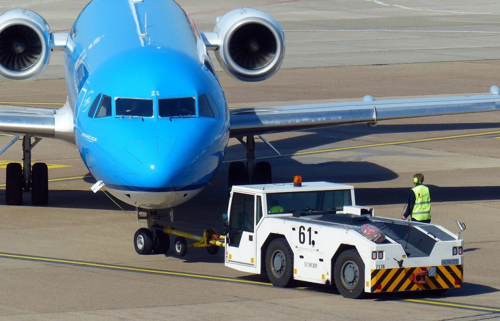 Airplane pushback vehicle business